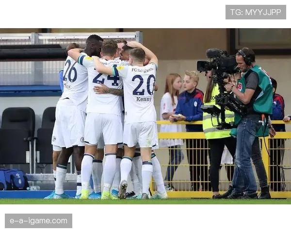 沙尔克逆转取胜展现顽强斗志 精彩瞬间彰显球队韧性