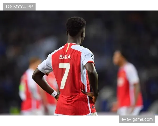 萨卡在小店结账盯着折扣标签，身价球星却像个会算账的邻居